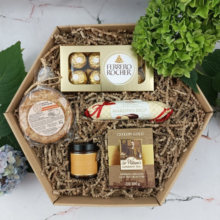 Pomarańczowy zestaw upominkowy z pralinami Ferrero Rocher ciastkiem i świecą pomarańczową