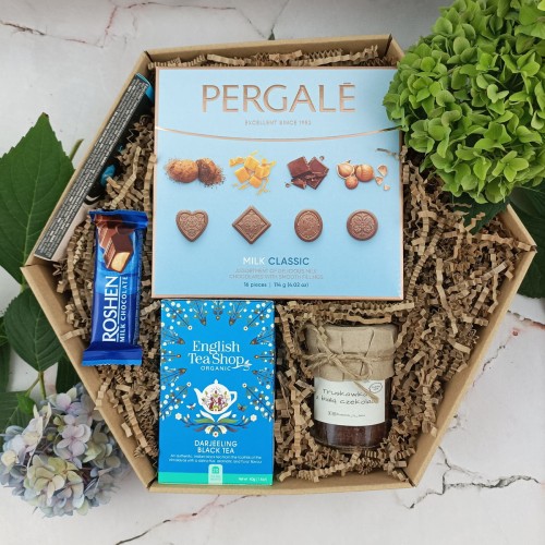 Podarunek z czekoladkami Pergale, herbatą English Tea Shop i truskawkami z białą czekoladą