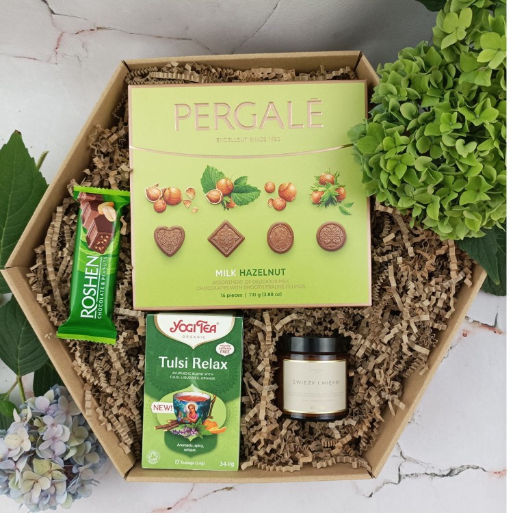 Zielony zestaw prezentowy z herbatą Tulsi Relax Yogi Tea, świecą i słodkościami